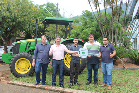 Muçum recebe trator agrícola