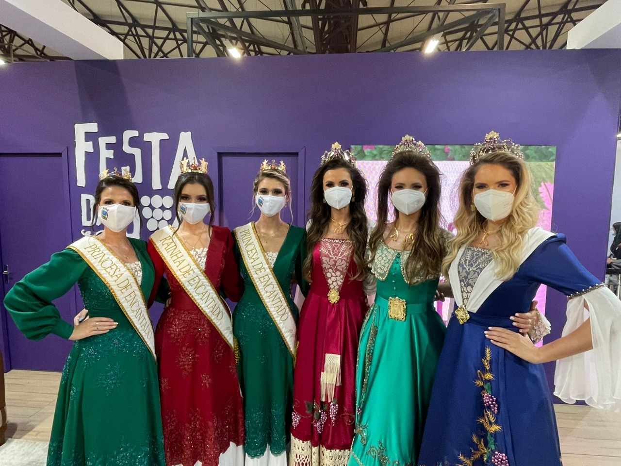 Soberanas de Encantado divulgam atrativos do município na Festa da Uva