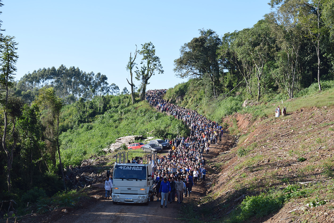 Mais de 3000 pessoas fazem a peregrinação da Via Sacra até o Cristo Protetor 