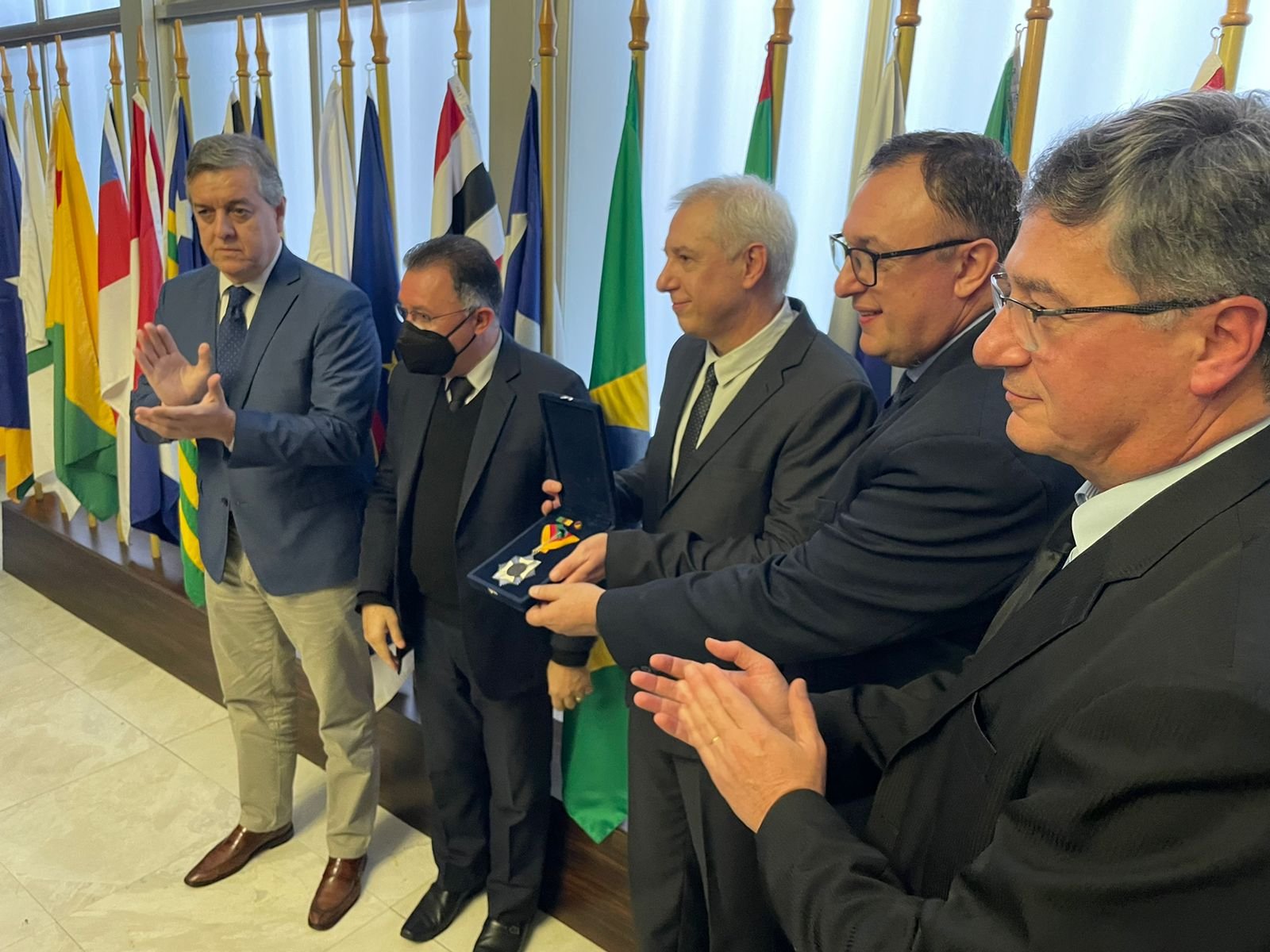 Ex-prefeito Adroaldo Conzatti é condecorado com a medalha de Mérito Farroupilha
