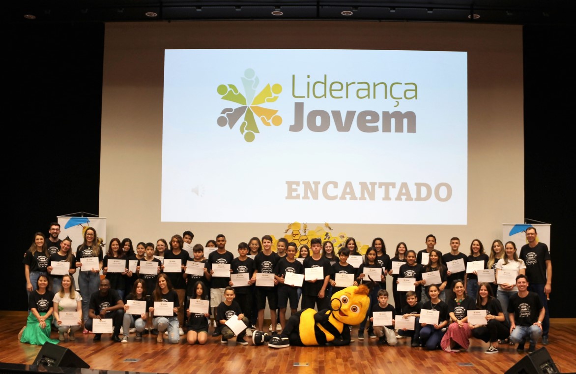 Estudantes que participaram do Projeto Liderança Jovem 2022, receberam certificados na Sede do Sicredi Região dos Vales