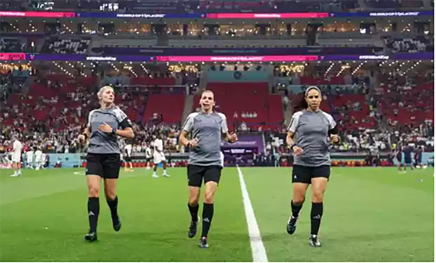 Pela primeira vez na história da Copa do Mundo, um trio de arbitragem de mulheres comanda uma partida