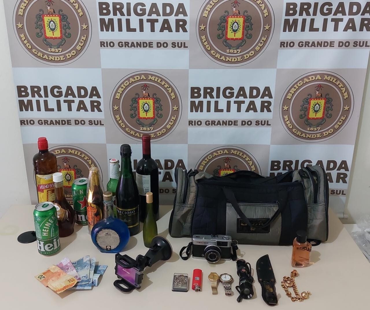 Homem é preso pela BM em Encantado furtando residência