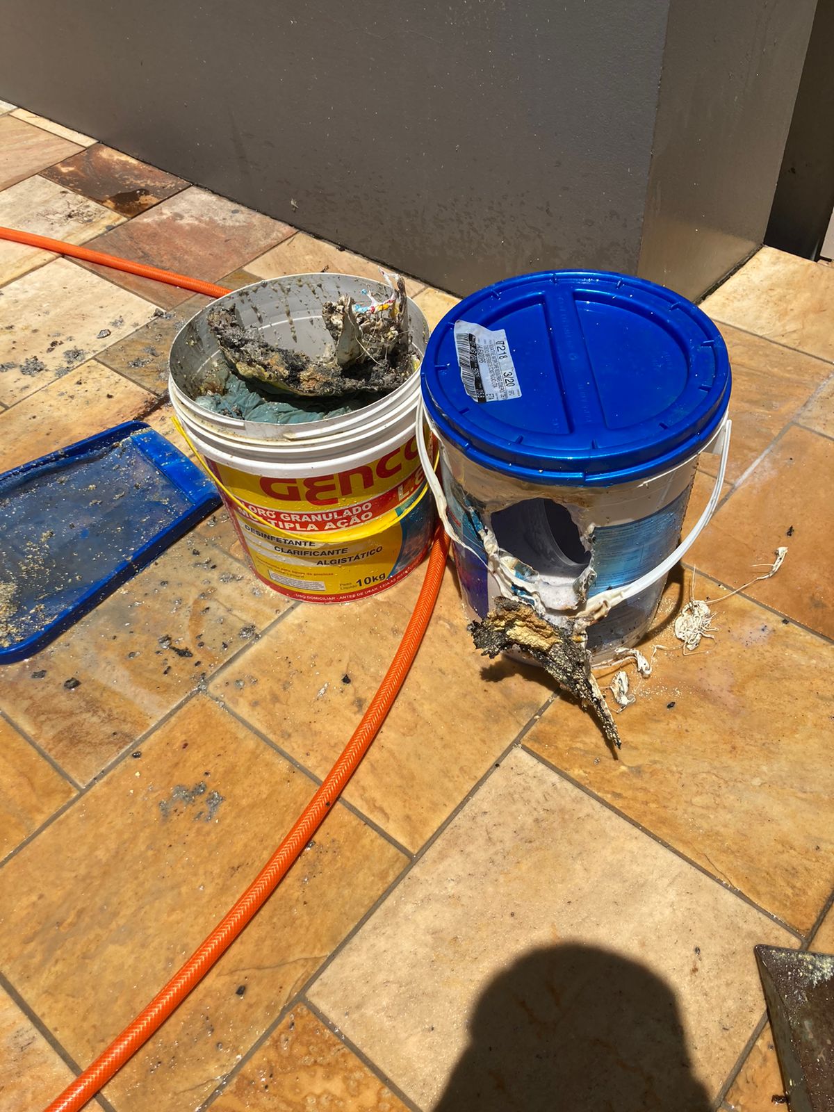 Produtos de limpeza pegam fogo na casa de máquinas da piscina