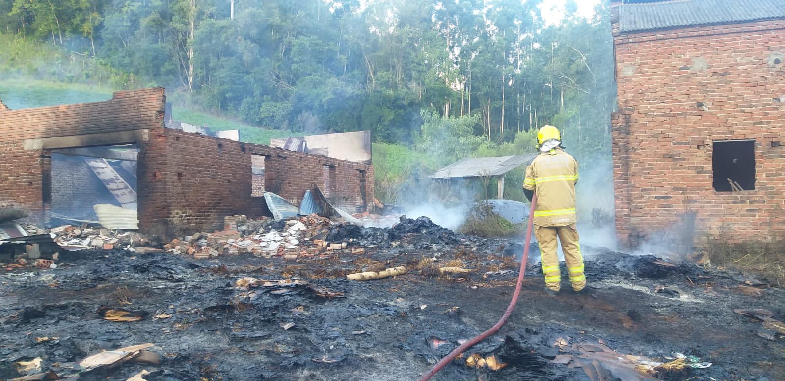 Fogo em abelhas destrói casa no interior de Anta Gorda