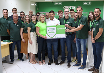 Sicredi Região dos Vales entrega prêmio do Seguro de Vida para associado de Roca Sales
