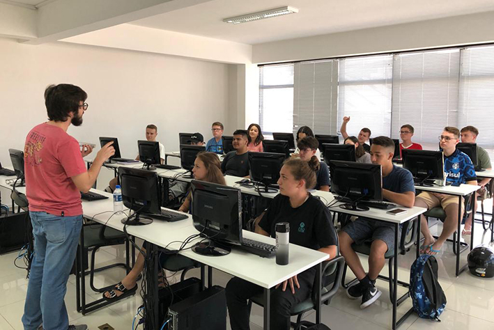 Alunos do Programa Jovem Aprendiz da ACI-E participam de aula presencial