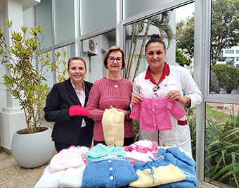 Voluntária confecciona roupinhas de tricô para bebês e doa ao Hospital Beneficente Santa Terezinha 