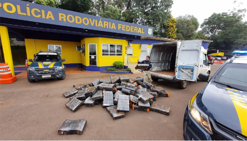 Dois homens são presos conduzindo viatura falsa do Exército com 1,5 tonelada de maconha em Muçum