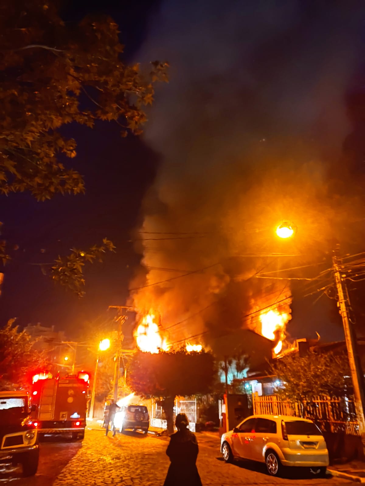 Incêndio de grandes proporções atinge prédio no Bairro Florestal em Lajeado