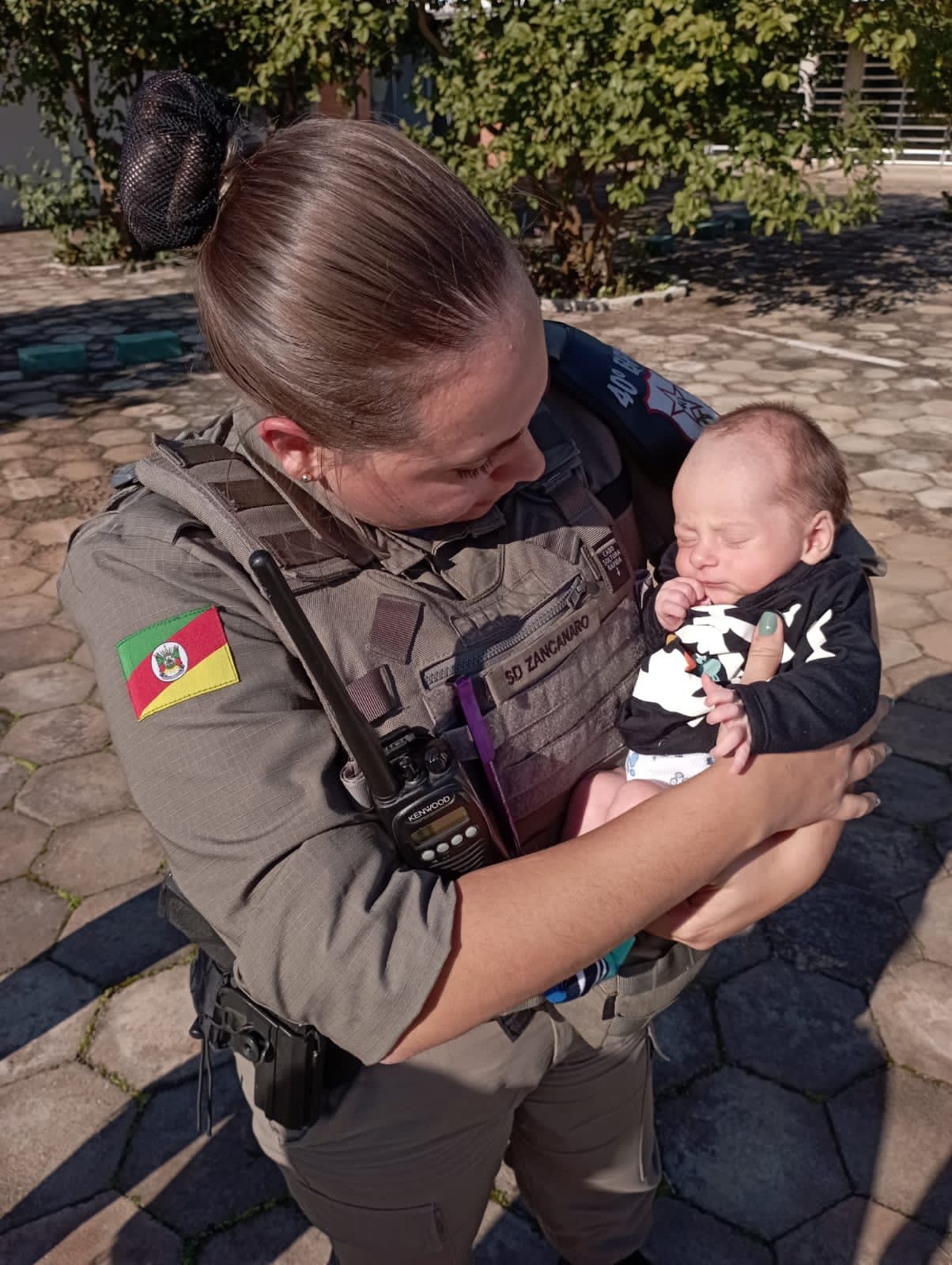 Policiais auxiliam no salvamento de bebê engasgado com leite materno