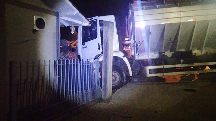 Caminhão invade residência em Arroio do Meio e deixa moradora ferida