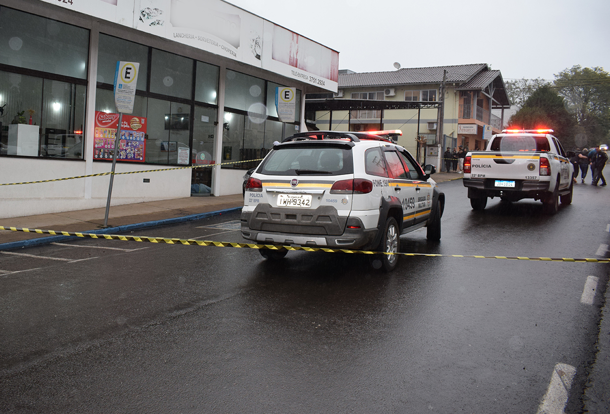 Homem é morto a tiros em bar no centro de Encantado