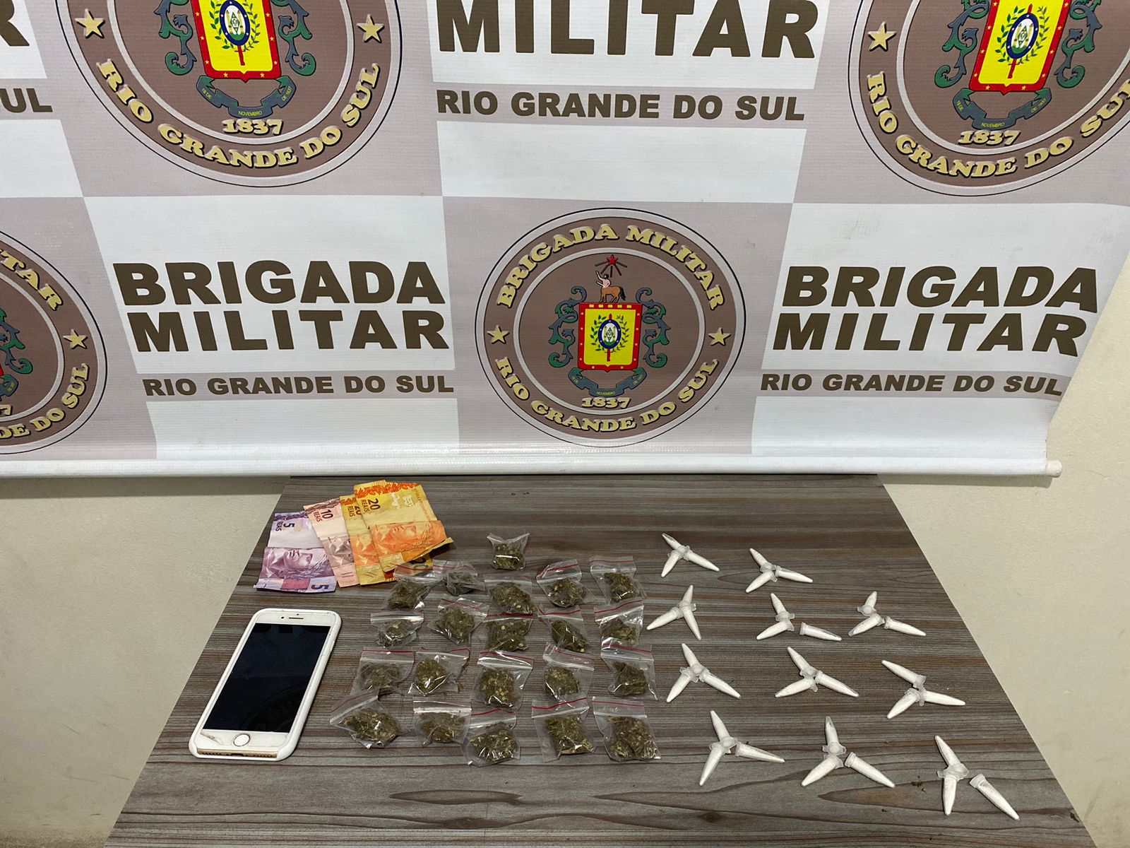 Mulher de 22 anos é presa por tráfico de entorpecentes em Encantado