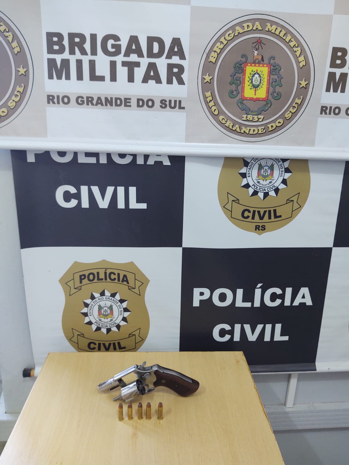 Apreensão de arma de fogo e munição no combate as drogas em Encantado