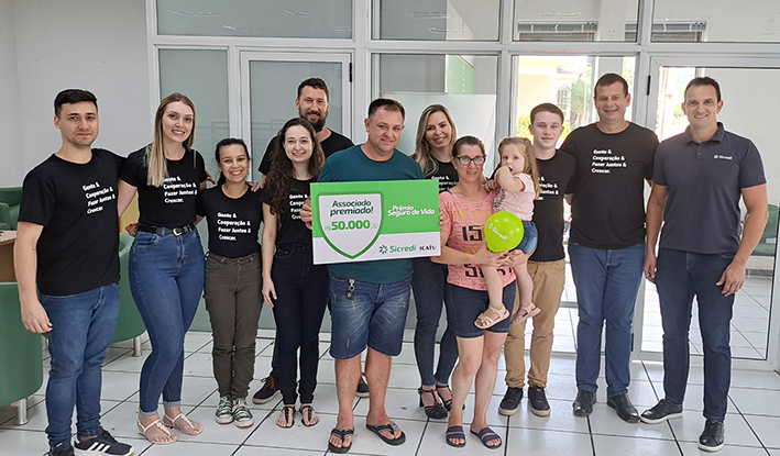 Sicredi Região dos Vales entrega mais um prêmio do Seguro de Vida para associado de Muçum