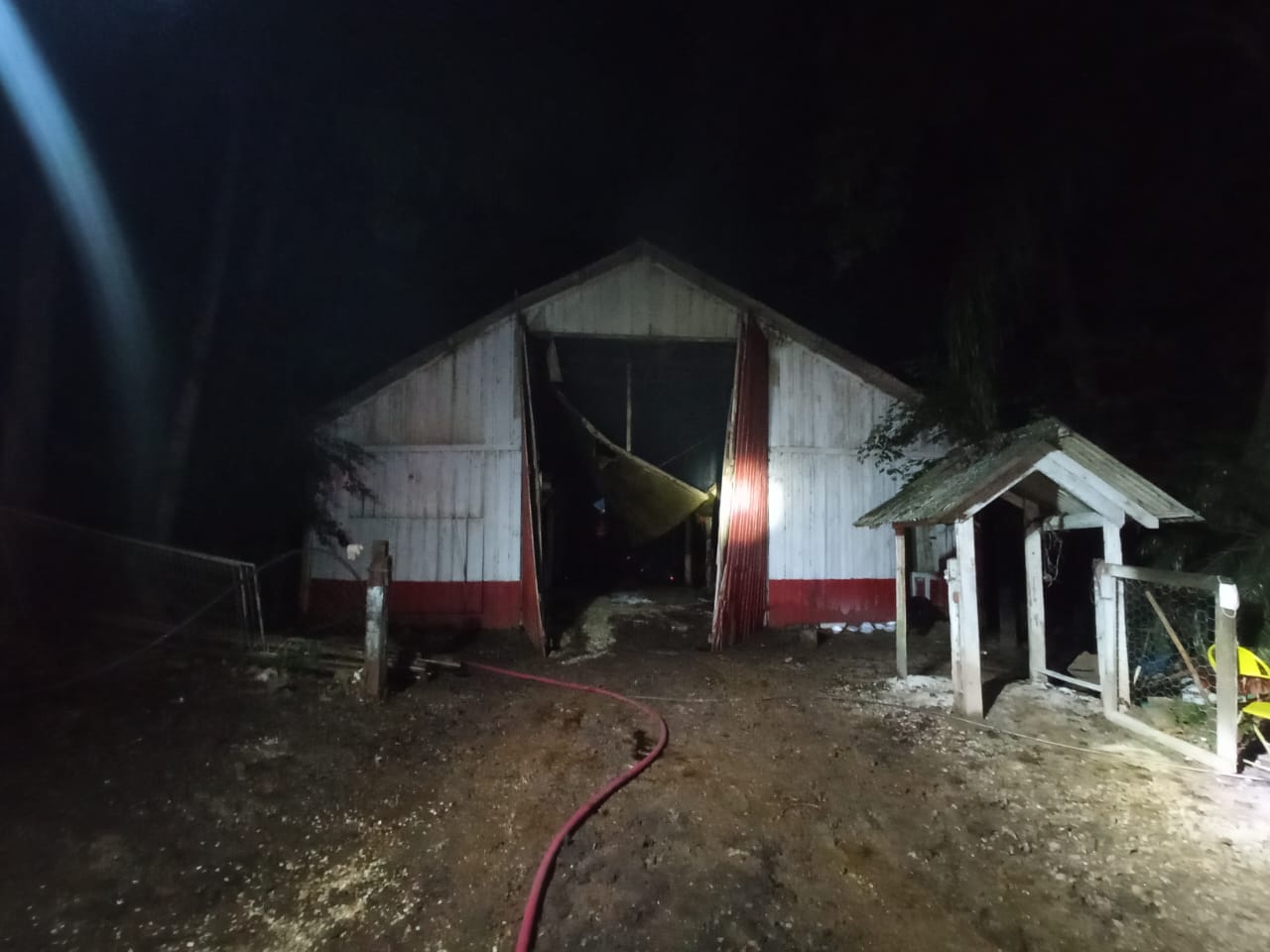 Aviário pega fogo na madrugada na Linha Santa Terezinha em Encantado