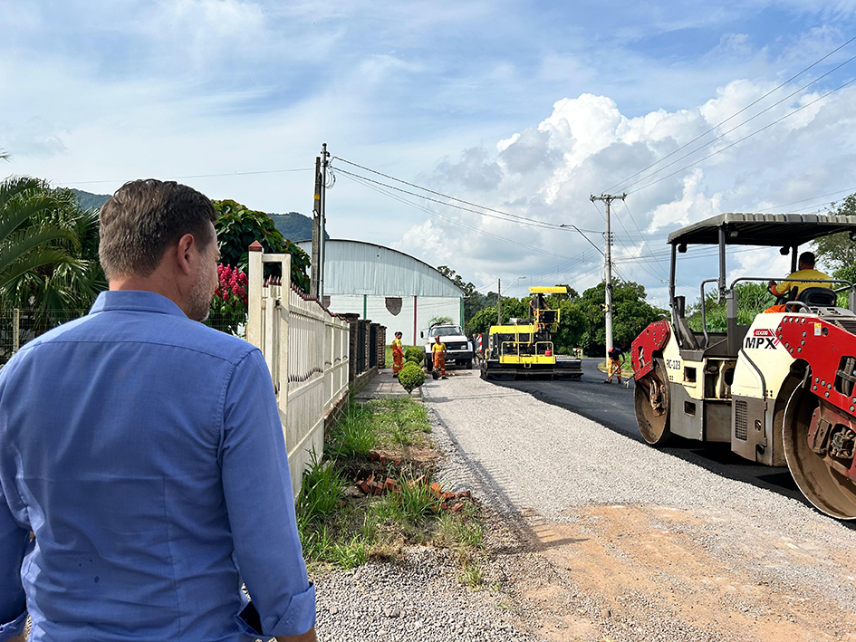 Linha Palmas em Encantado recebe capeamento asfáltico