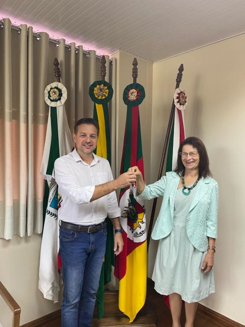 Sandra Vian Buffon assume o cargo de prefeita interina de Encantado