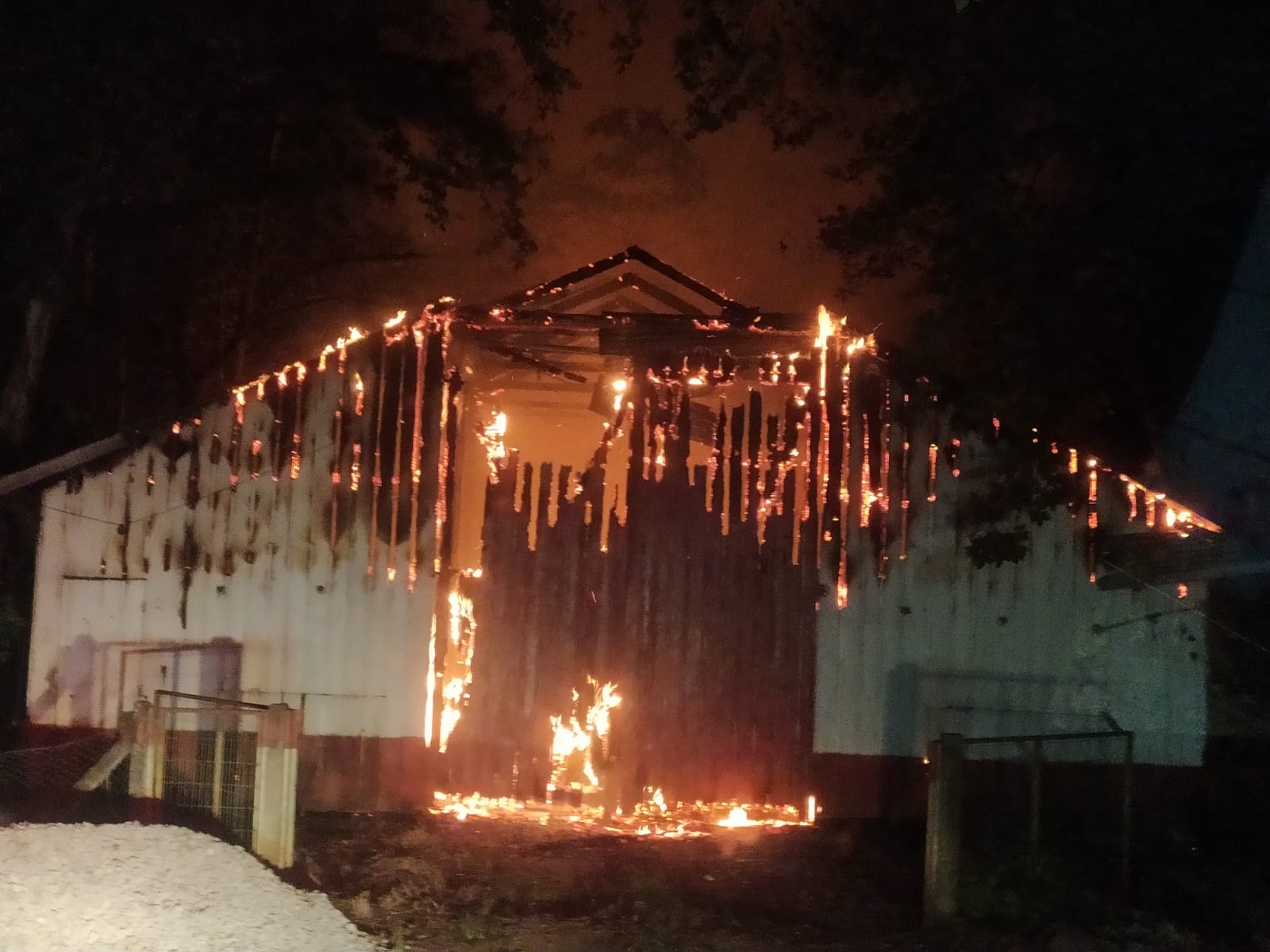Aviário pega fogo na Linha São Roque interior de Encantado