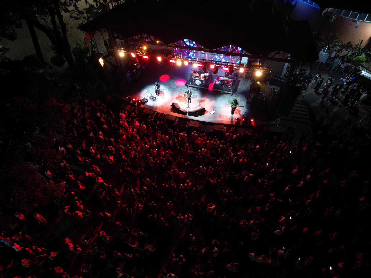 Shows no Aniversário de Encantado reuniram cinco mil pessoas na Praça da Bandeira