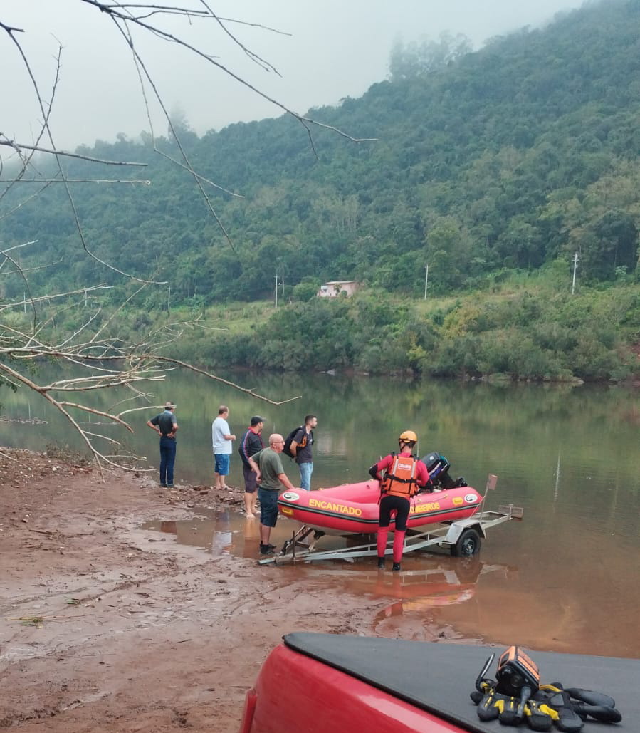 Bombeiros realizam busca a idoso que saiu para pescar no Rio Taquari em Muçum