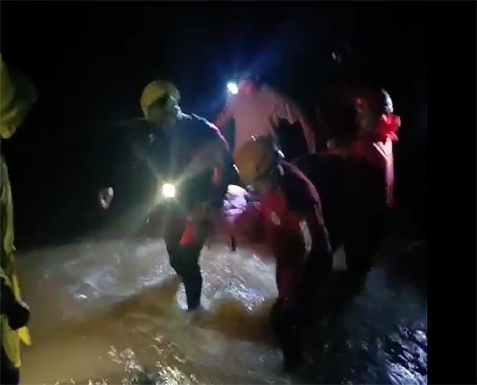 Bombeiros atravessam córrego a pé para levar idosa acamada ao Hospital de Roca Sales