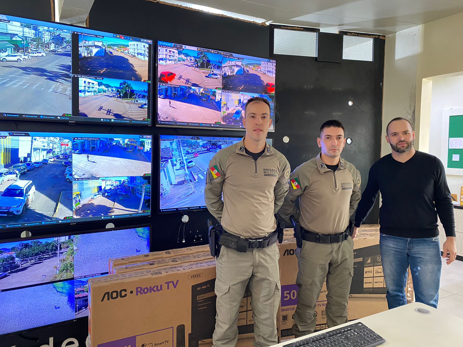 CONSEPRO entrega para a BM televisões para o videomonitoramento de Encantado e máquina de lavar ao Presídio