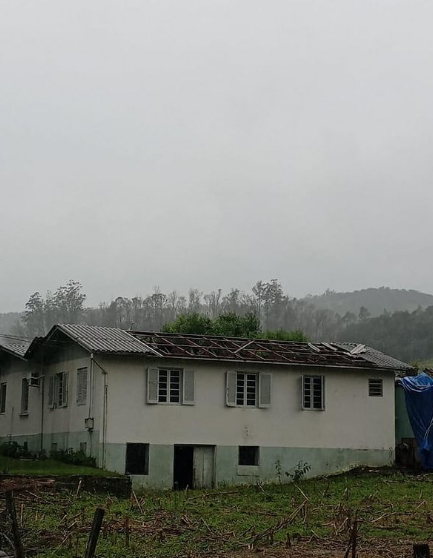 Coqueiro Baixo registra estragos em residências, propriedades rurais e prédios públicos pelo temporal de domingo