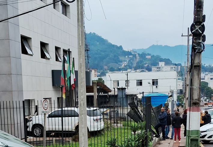 Motorista perde controle de veículo e derruba muro do Fórum de Encantado