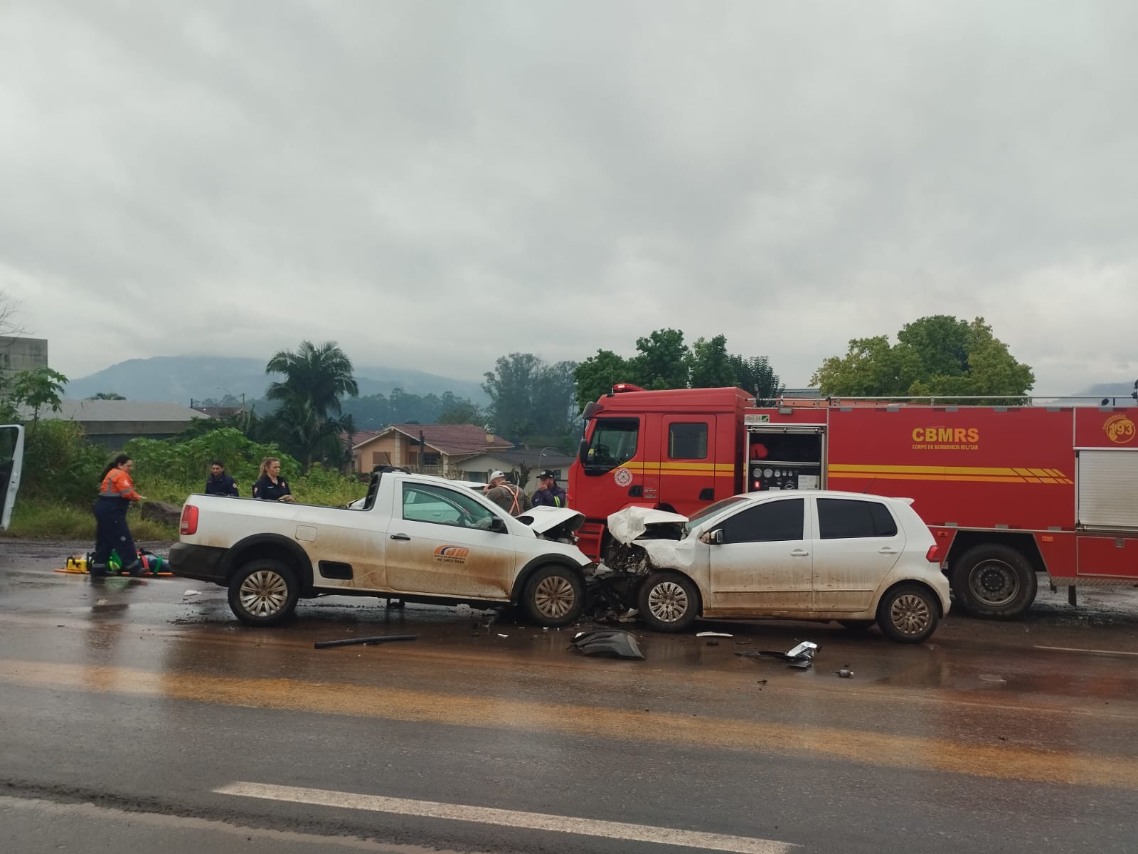 Acidente na ERS 129 em Encantado, entre caminhão e dois carros deixa dois feridos