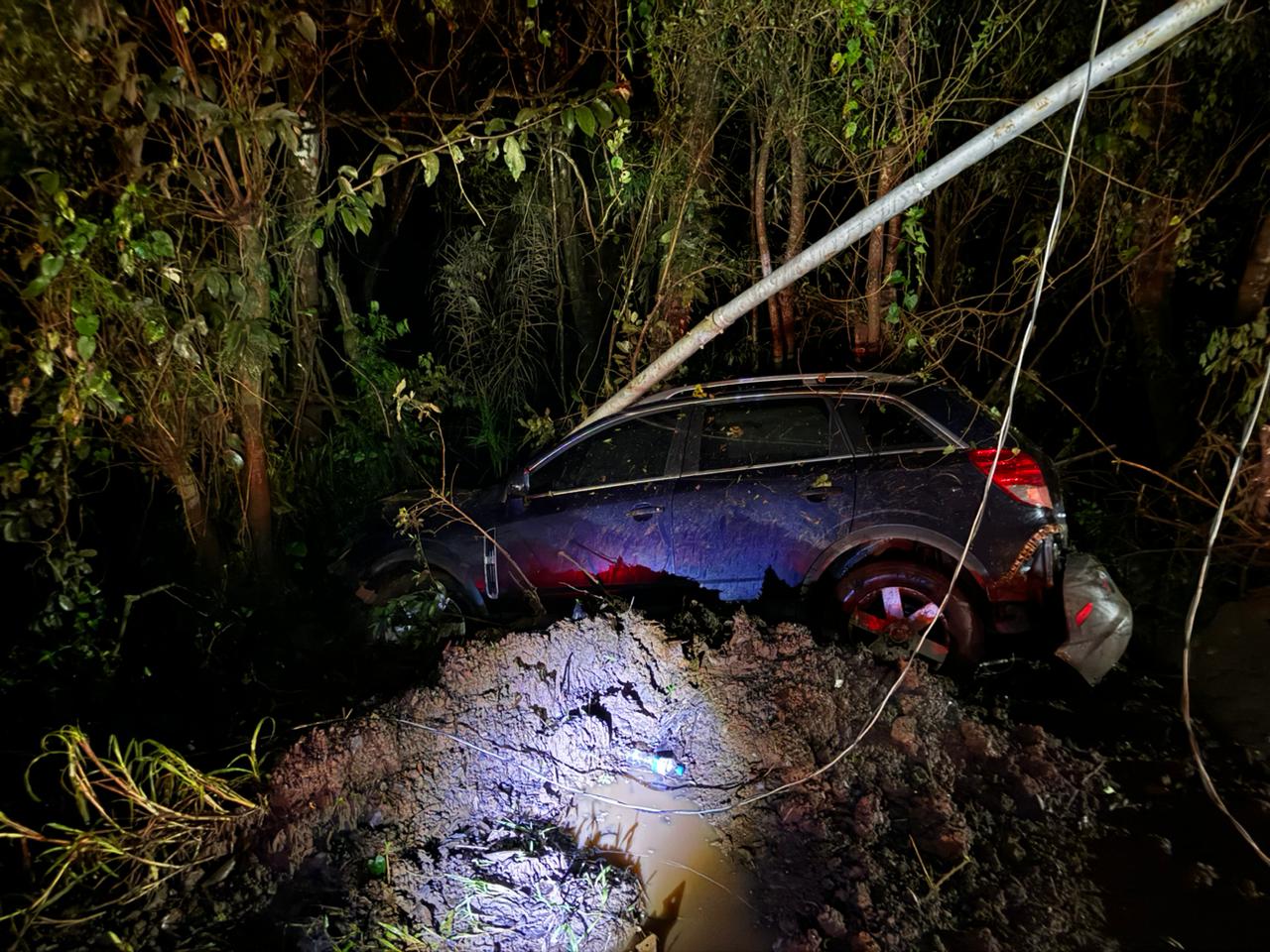 Condutor abandona veículo após saída de pista na noite de domingo em Encantado