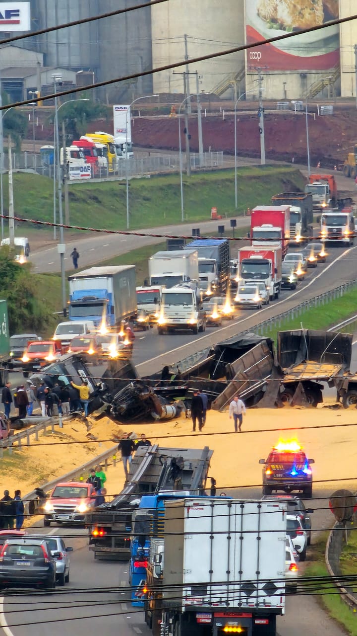 Grave acidente com Bi-trem carregado com milho interrompe a BR 386 em Estrela