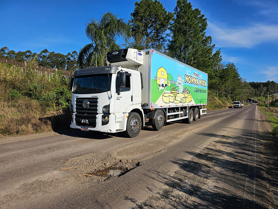 Trafegar pela ERS 332 é um desafio aos condutores que tem que desviar de crateras 
