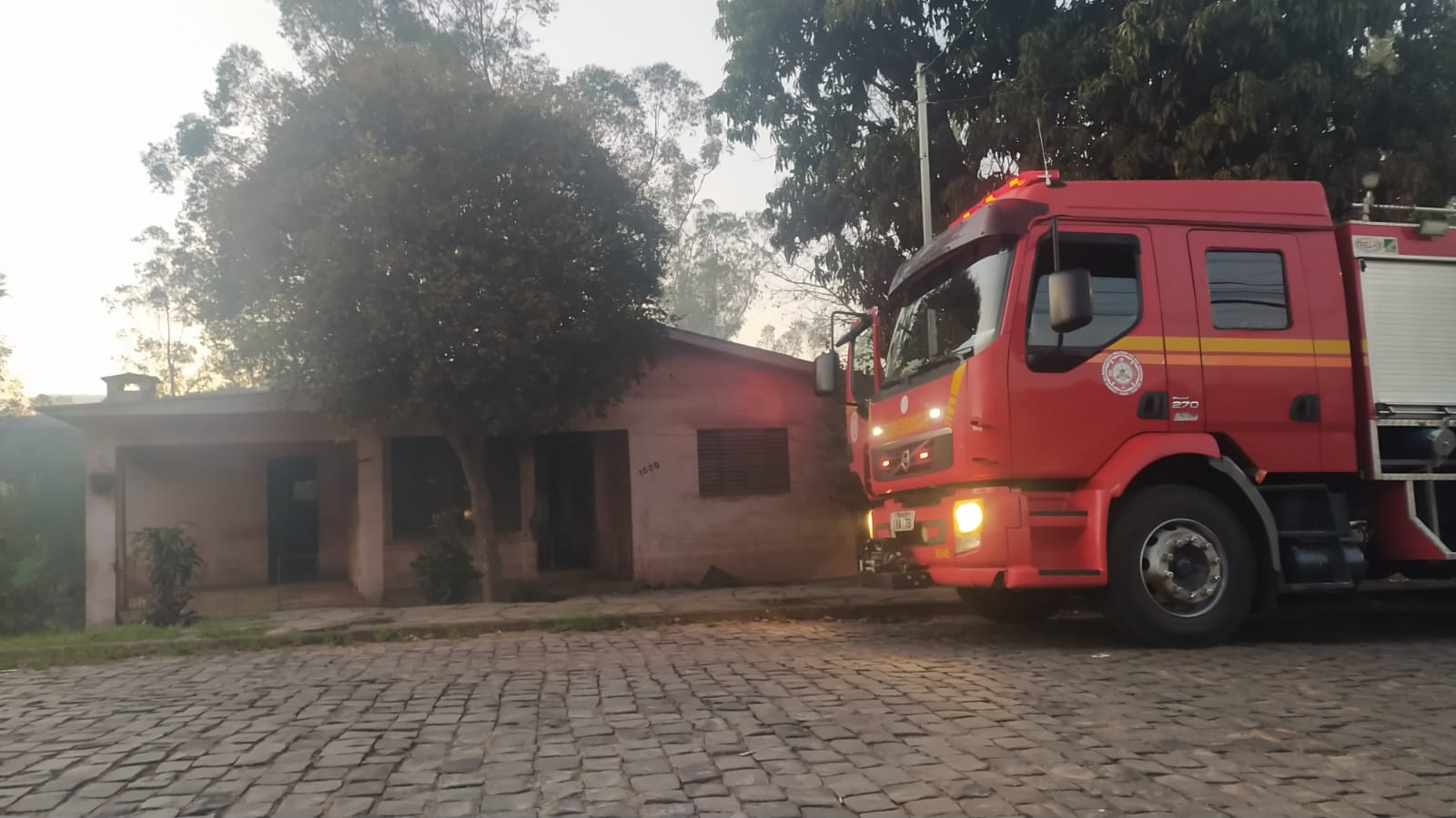 Corpo de Bombeiros controla princípio de incêndio em casa na Barra do Jacaré em Encantado