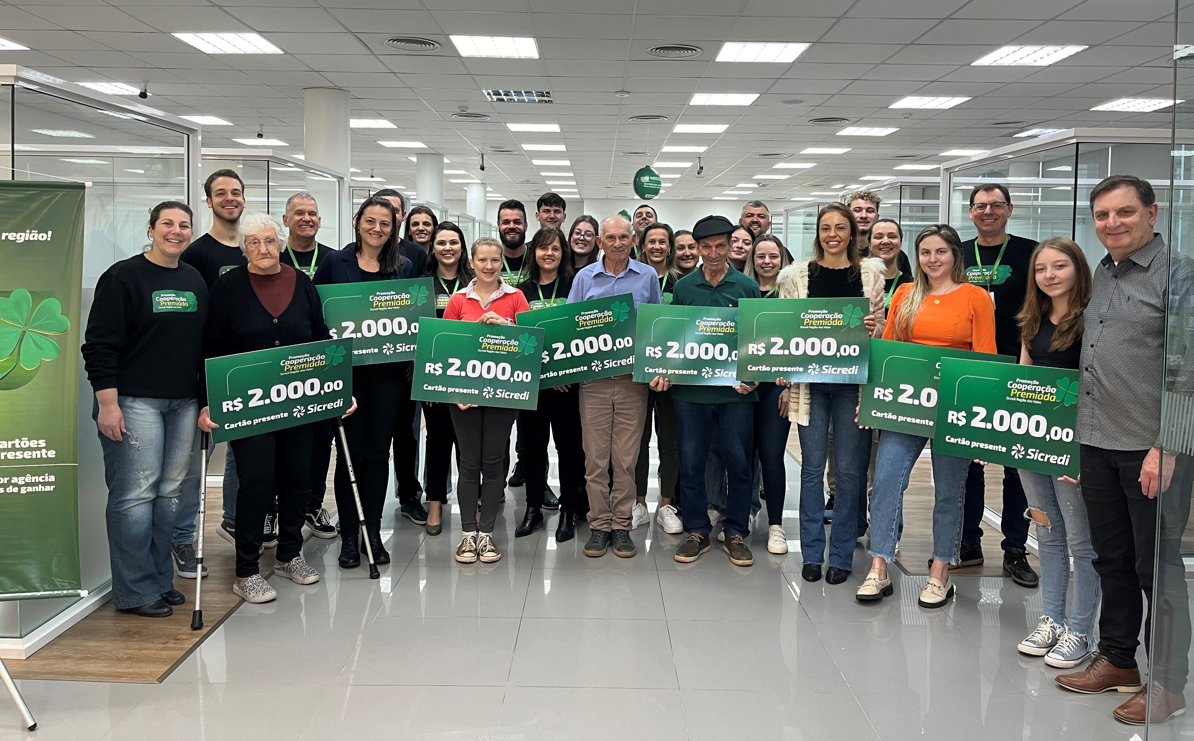 Sicredi Região dos Vales entrega prêmios da primeira rodada de sorteios da Promoção Cooperação Premiada