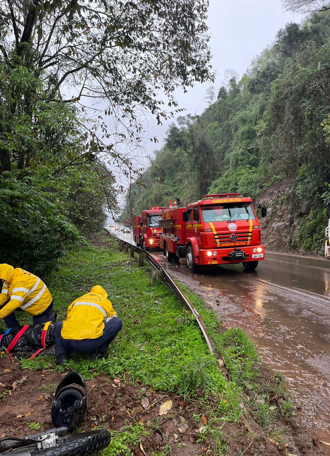 Acidente entre moto e camionete deixa motociclista ferido na ERS 130