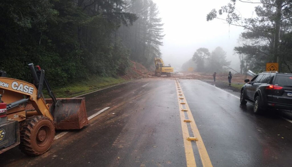 BR 470 entre Veranópolis e Bento Gonçalves está interditada devido ao deslizamento de pedras