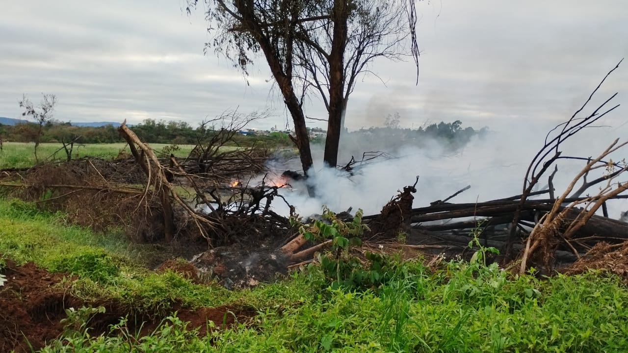 Desde domingo Bombeiros estão no combate a incêndio em entulhos da enchente e vegetação em Estrela