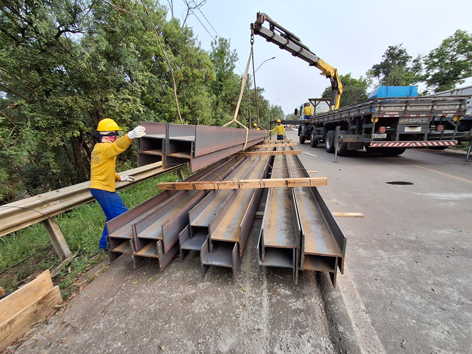 Estacas das fundações chegam ao canteiro de obras da nova ponte da ERS-130