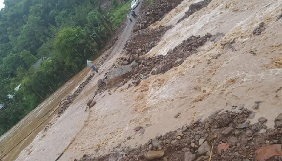 Parte de ponte provisória entre Nova Bréscia e Travesseiro é arrastada pela força da água
