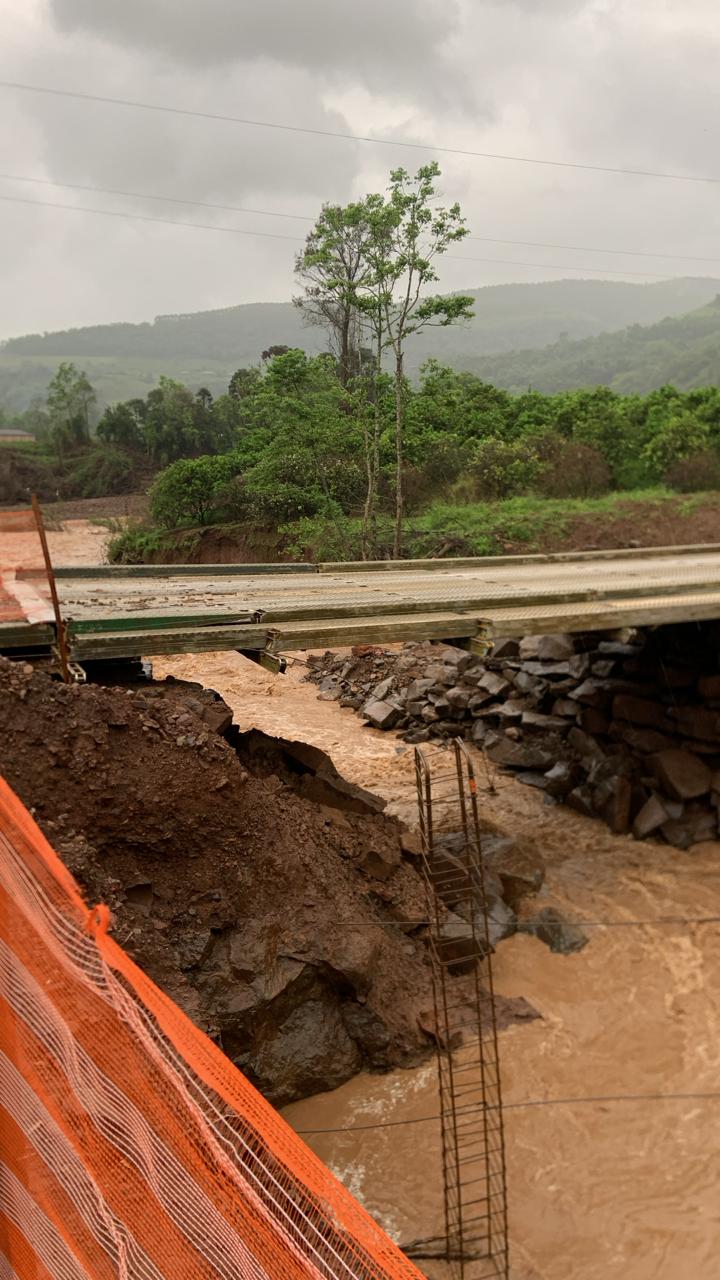 Ponte entre Coqueiro Baixo e Travesseiro está com tráfego interrompido 