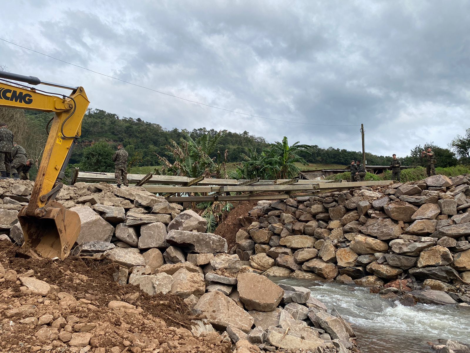Município de Coqueiro Baixo faz nesta segunda-feira reparo nas cabeceiras da Ponte do Exército