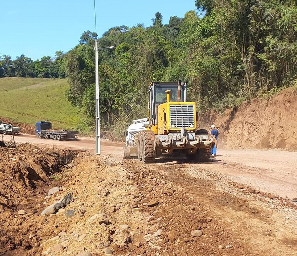 EGR executa manutenção em estrada que liga a ERS-130 à ponte do Exército