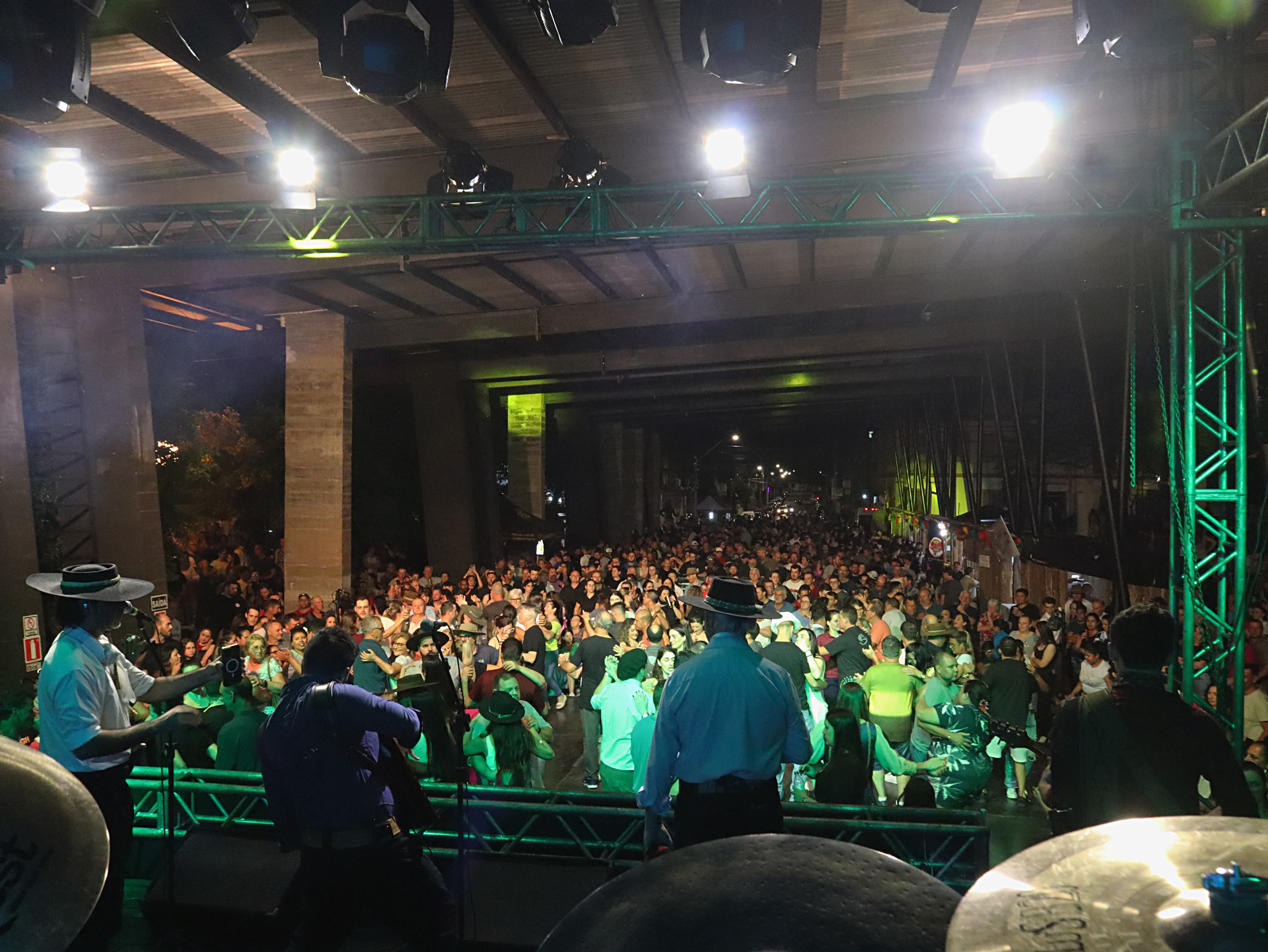 Semana Farroupilha de Muçum reúne 6 mil pessoas para show do Baitaca e Os Serranos