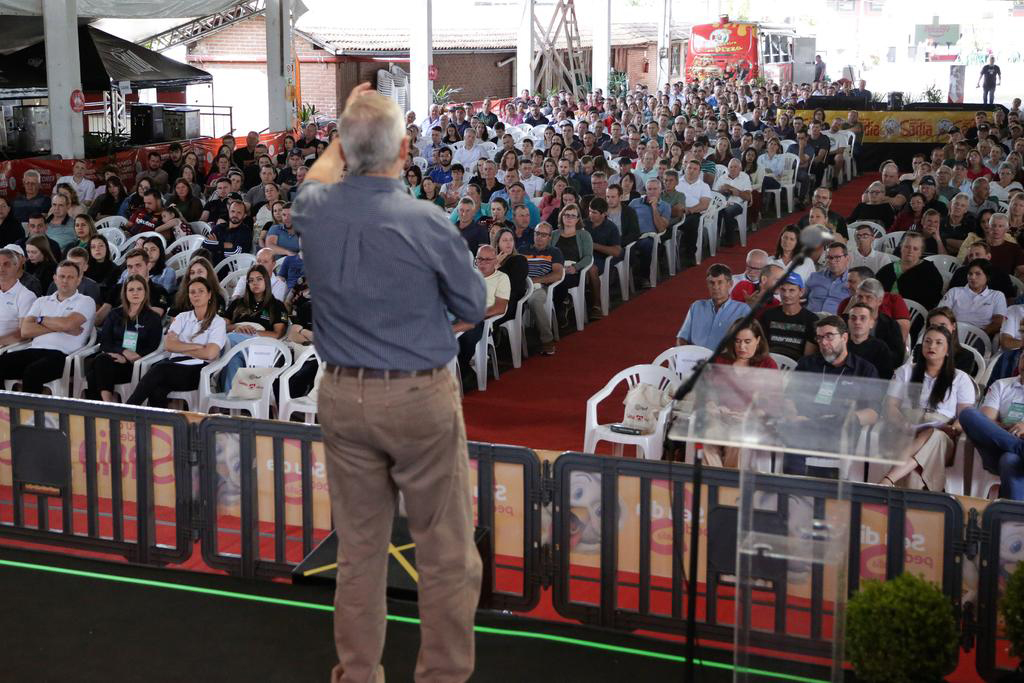 Mais de mil produtores integrados da BRF participam de palestra com Clayton Conservani e Antônio Cabrera na Expovale + Construmóbil