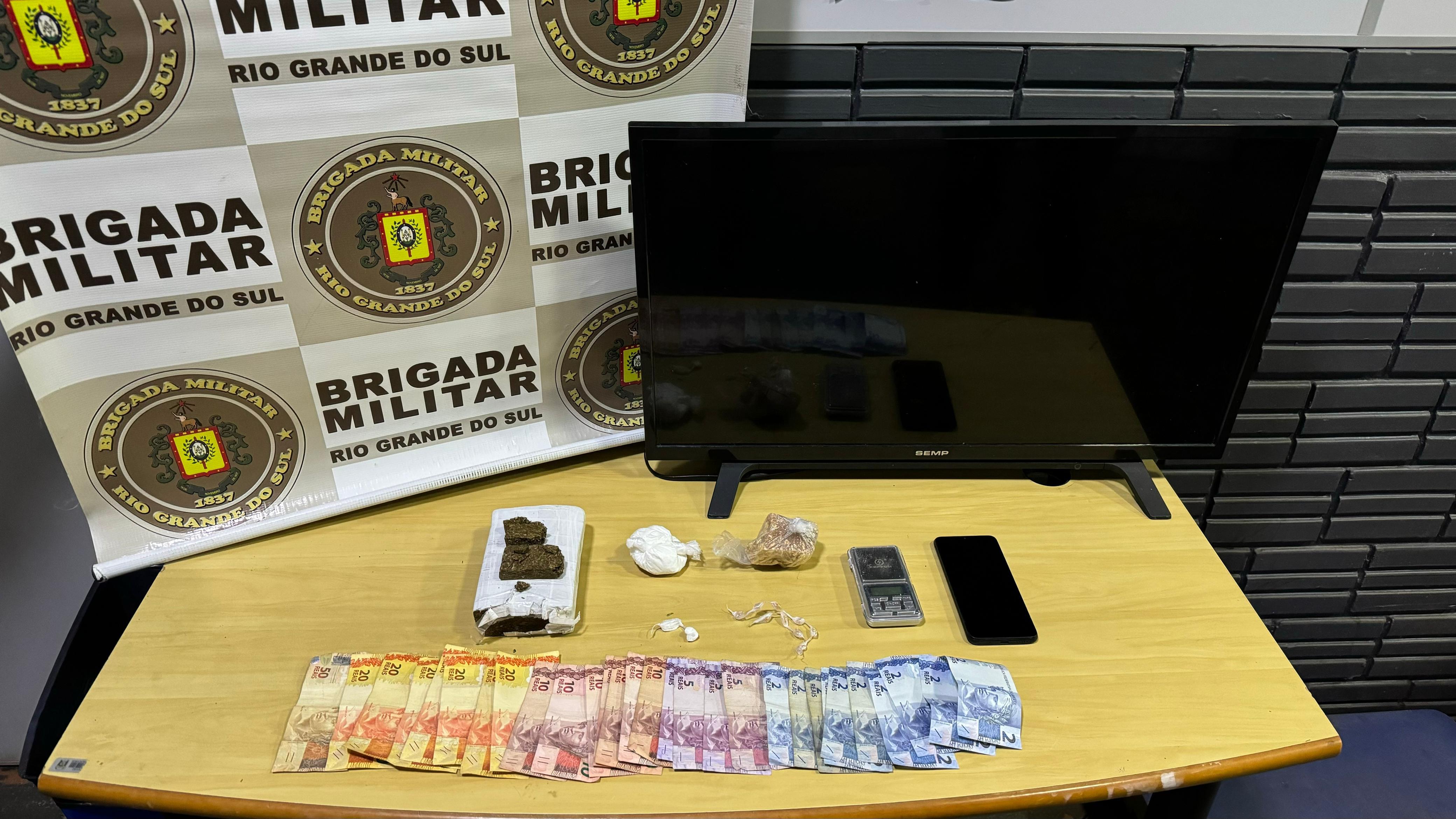 BM prende mulher por tráfico de drogas no bairro Vila Moça em Encantado