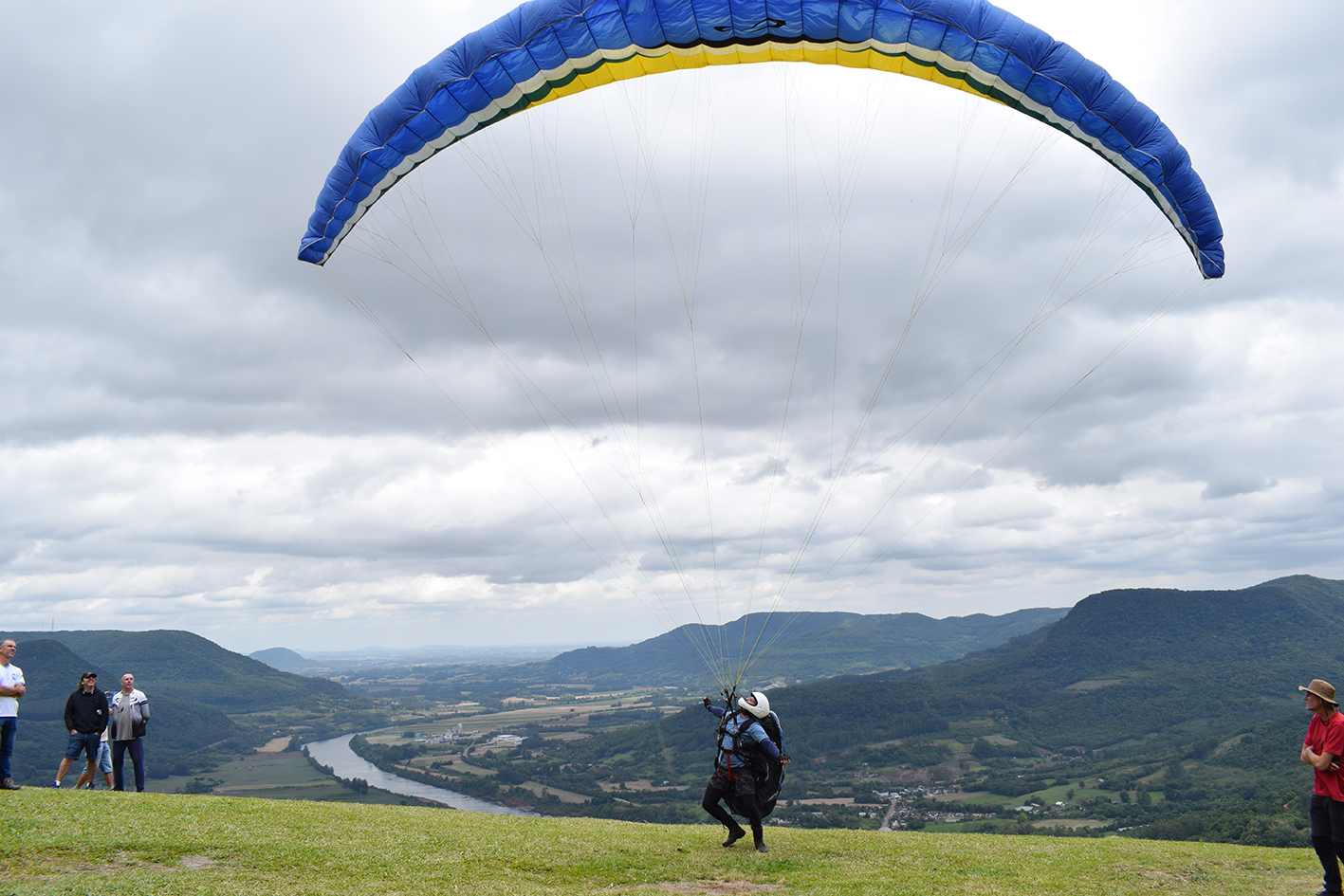 Morro do Paraglider em Encantado atrai amantes do esporte de aventura e liberdade