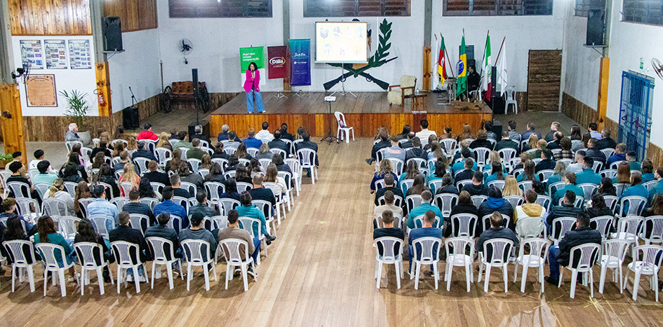  Jovens cooperativistas se inspiram com palestra de superação na abertura da Suinofest