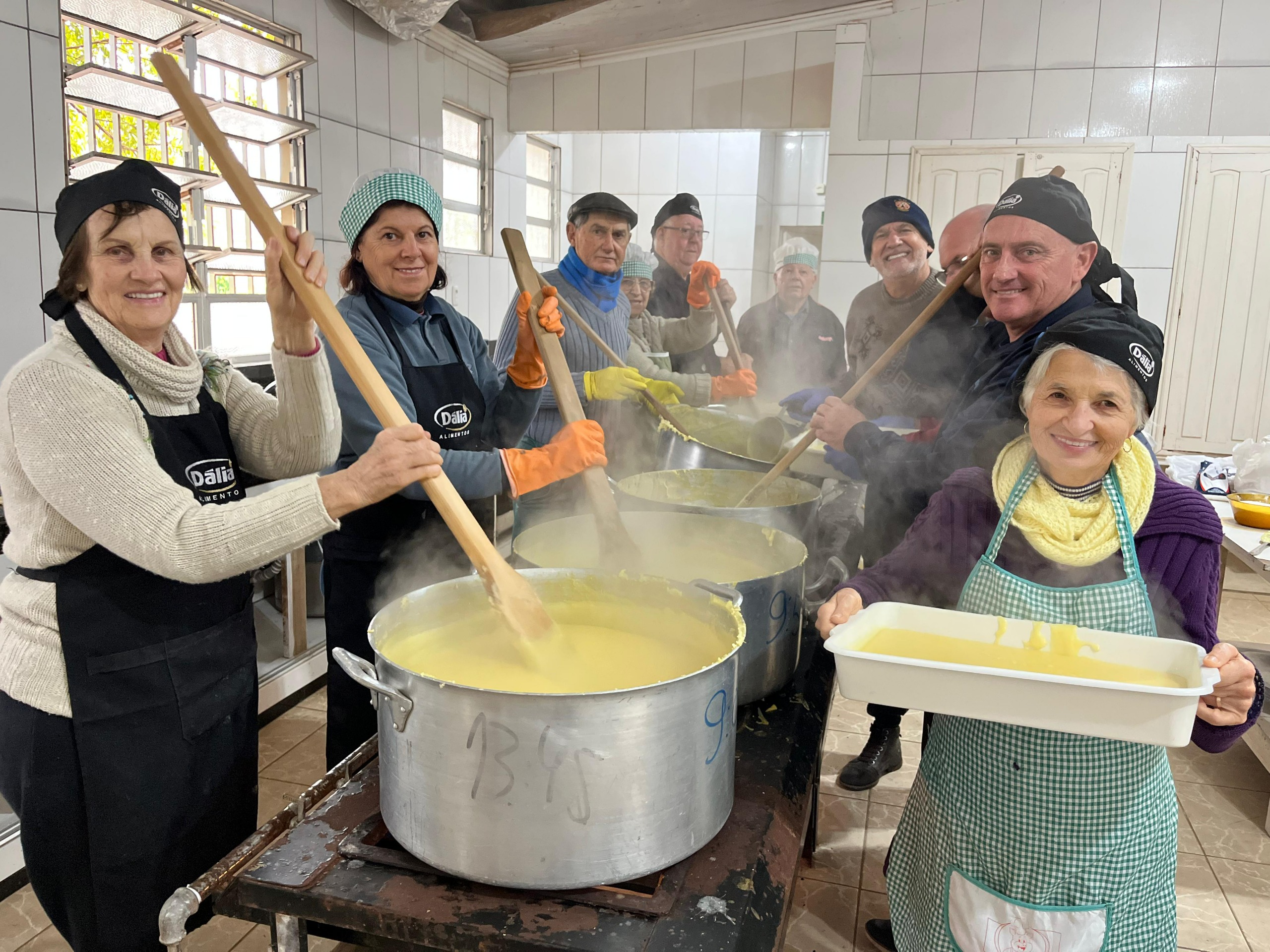 Comunidade de Jacarezinho prepara 1 tonelada de polenta para Suinofest